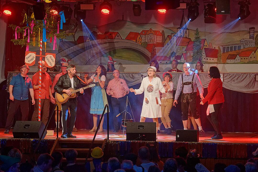 Super Kostüme, Show, Sketche und Tanz in Hirschaid!