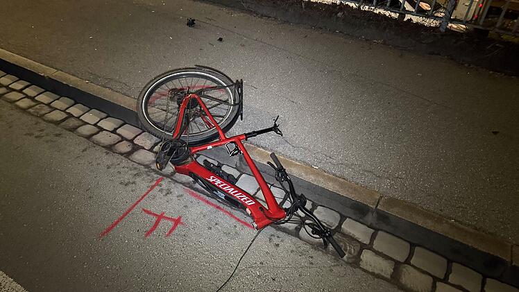 Schwabach: Auto gerät in Gegenverkehr und erfasst Fahrrad - Radlerin stirbt in Klinik