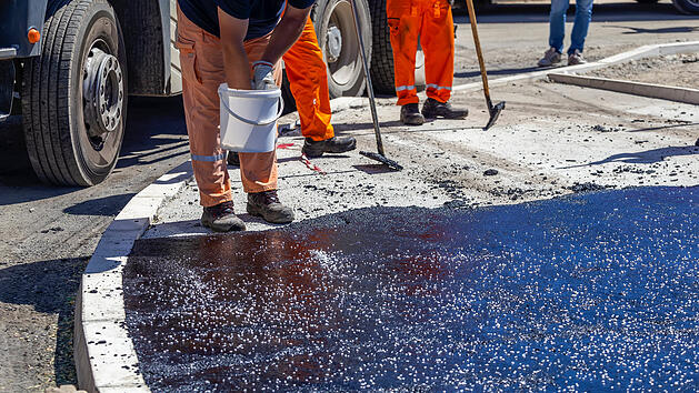 Streit auf Baustelle eskaliert: Mann dr&uuml;ckt Kollegen in hei&szlig;en Teer