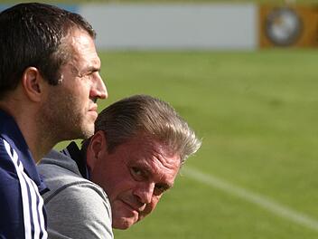Andi Schöll (links) wird nach der Saison nicht mehr Trainer des VfL Frohnlach sein. Diese Entscheidung trug auch Vorstandsmitglied Klaus Schillig (davor) mit.