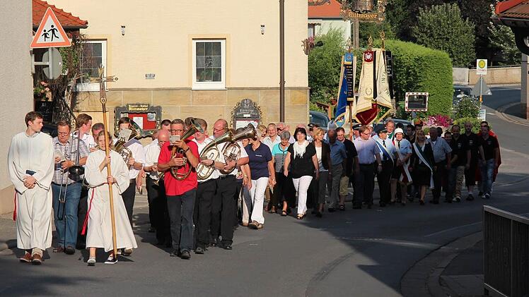 Zum Festgottesdienst am Samstagabend, dem Tag des Hl. Laurentius, wurden die Vereine und Fahnenabordnungen von der Blasmusik zur Kirche geleitet.