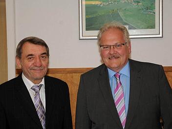 In der Nominierungsversammlung der FWG Königsberg, die der stellvertretende Landrat Oskar Ebert (WG) leitete, wurde Claus Bittenbrünn (FWG) einstimmig zum Kandidat für die Bürgermeisterwahl am 12. Oktober in Königsberg gewählt. Foto: Gerold Snater