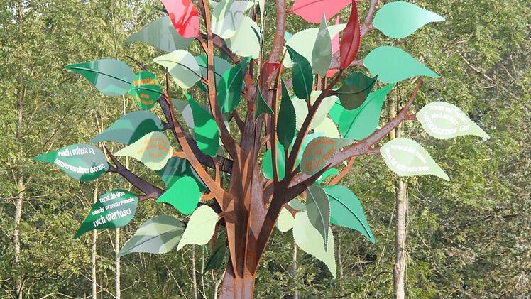 Mit dem Frieden ist es wie mit der Natur: Beides muss stets gepflegt werden, um zu gedeihen. Dieser Friedensbaum begegnete den Ebernern auf dem Friedensmarsch.