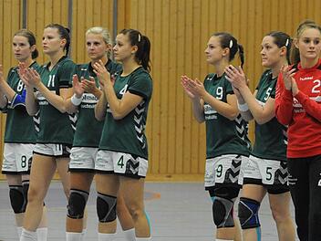 Einklatschen für den dritten Saisonsieg: Mit der SG Dietmannsried/Altusried gastiert ein stark besetzter Mitaufsteiger in der Schlossberghalle. Vom Spielfeld soll der Funke auf das Publikum überspringen. Oder umgekehrt. Foto: Hopf