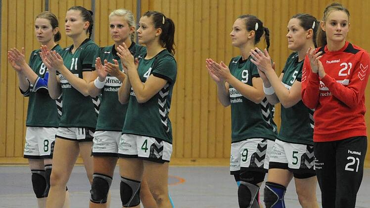 Einklatschen für den dritten Saisonsieg: Mit der SG Dietmannsried/Altusried gastiert ein stark besetzter Mitaufsteiger in der Schlossberghalle. Vom Spielfeld soll der Funke auf das Publikum überspringen. Oder umgekehrt. Foto: Hopf