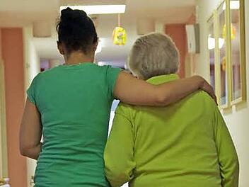 Wohin geht die Reise in der Pflege? Müssen die qualifizierten Kräfte nach der Einführung des Pflegestärkungsgesetzes weniger Stress aushalten? Wird die Leistung für die Bewohner spürbar besser? Zweifel werden laut.  Foto: Marco Meißner