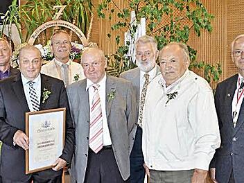 Die Geehrten (von links): Thomas Bauer, Ehrenkreisobmann Egon Schlereth, Erich Degand, Eckbert Schmitt, Robert Halbig, Max Meder und Karl Hein. Foto: Kathrin Kupka-Hahn