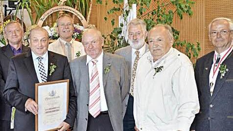 Die Geehrten (von links): Thomas Bauer, Ehrenkreisobmann Egon Schlereth, Erich Degand, Eckbert Schmitt, Robert Halbig, Max Meder und Karl Hein. Foto: Kathrin Kupka-Hahn