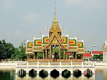 Der reich verzierte Pavillon liegt im Sommerpalast Bang Pa In.  Fotos: Chrisitan Kolb