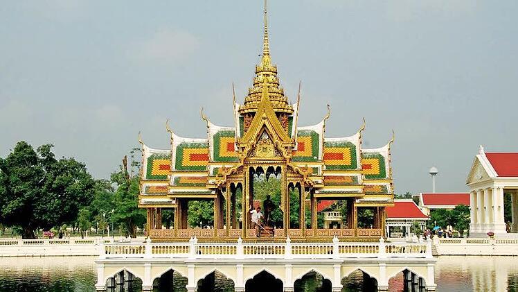 Der reich verzierte Pavillon liegt im Sommerpalast Bang Pa In.  Fotos: Chrisitan Kolb