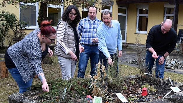 Schnuppern am Gew&uuml;rzhochbeet mit (von links): Julia Eppenauer, Andrea Zanker, Bruno Wagner, Freddy Schrodt, Johannes Schubert. Foto: Andreas Welz
