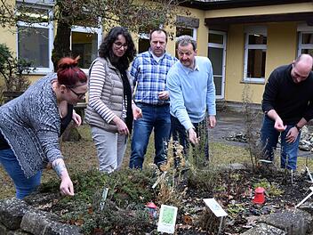 Schnuppern am Gewürzhochbeet mit (von links): Julia Eppenauer, Andrea Zanker, Bruno Wagner, Freddy Schrodt, Johannes Schubert. Foto: Andreas Welz