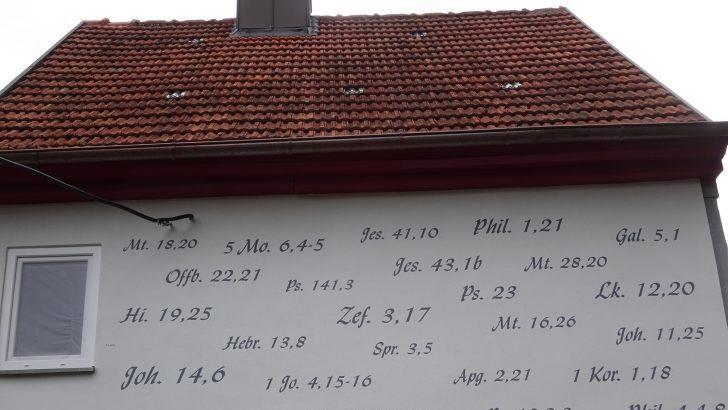 Hinweise auf 25 Bibelzitate zieren die Westfassade. Foto: Anton Then