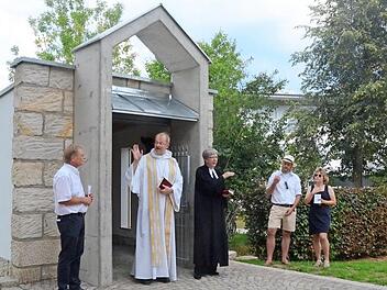 Segnung für die Friedenskapelle und Übergabe der Bestimmung für die Öffentlichkeit. Von links Bürgermeister Wolfgang Beiergrößlein, Regionaldekan Thomas Teuchgräber, Dekanin Dorothea Richter, Museologe Alexander Süß, Pia Neubauer. Fotos: Karl-Heinz Hofmann