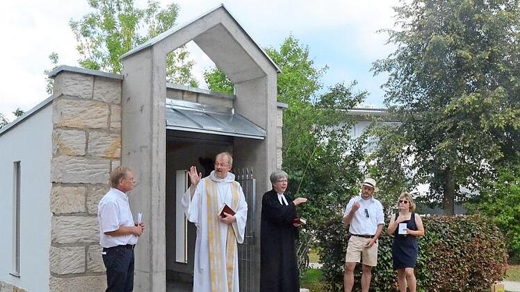 Segnung für die Friedenskapelle und Übergabe der Bestimmung für die Öffentlichkeit. Von links Bürgermeister Wolfgang Beiergrößlein, Regionaldekan Thomas Teuchgräber, Dekanin Dorothea Richter, Museologe Alexander Süß, Pia Neubauer. Fotos: Karl-Heinz Hofmann