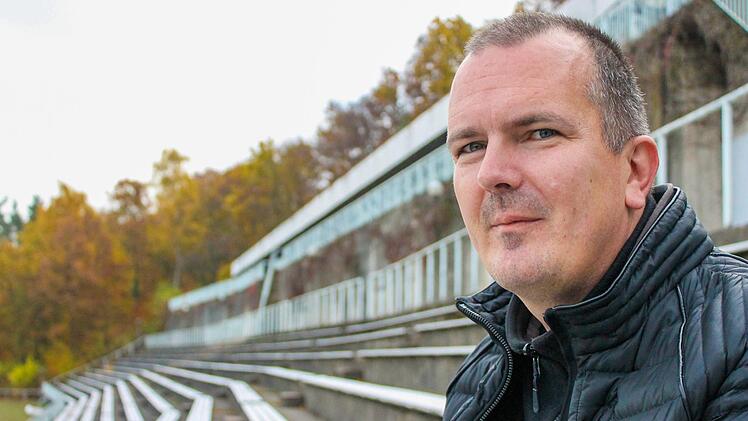 Groundhopper Christian Aumüller auf der Tribüne des Sportzentrums Gaustadt  Foto: Dominic Buckreus