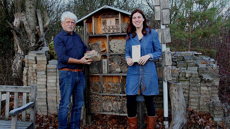Klaus Mandery und Andrea Zech zeigen Nisthilfe für die Wildbiene.