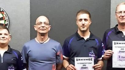 Vereinsmeister im Doppel wurden Rainer Dreßel und Steffen Ziegler. Platz zwei ging an Rainer Graf und Philip Schneider (von rechts).  Foto: di