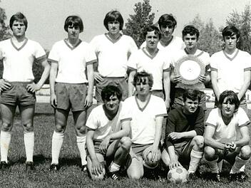 Die Dorfmannschaft des FC Michelau aus dem Jahr 1970 mit (stehend von links): Werner Kolata, Bernd Rosenbauer, Dietmar Groß, Werner Fischer, Dieter Aumüller, Gerhard Backert, Karl-Heinz Sigmund; (kniend, v. l.) Siegfried Gick, Bernd Czerwenka, Torwart Bernhard Baierlein und Gerd Hahn (†). Auf dem Bild, das vor dem Halbfinale gegen den TSV 1860 München in Straubing aufgenommen wurde, fehlen die Ersatzspieler Manfred Polzin (†), Bernd Schnapp, Roland Schardt und Betreuer Gerd "Zacky" Fischer. F...