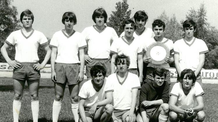 Die Dorfmannschaft des FC Michelau aus dem Jahr 1970 mit (stehend von links): Werner Kolata, Bernd Rosenbauer, Dietmar Groß, Werner Fischer, Dieter Aumüller, Gerhard Backert, Karl-Heinz Sigmund; (kniend, v. l.) Siegfried Gick, Bernd Czerwenka, Torwart Bernhard Baierlein und Gerd Hahn (†). Auf dem Bild, das vor dem Halbfinale gegen den TSV 1860 München in Straubing aufgenommen wurde, fehlen die Ersatzspieler Manfred Polzin (†), Bernd Schnapp, Roland Schardt und Betreuer Gerd "Zacky" Fischer. F...