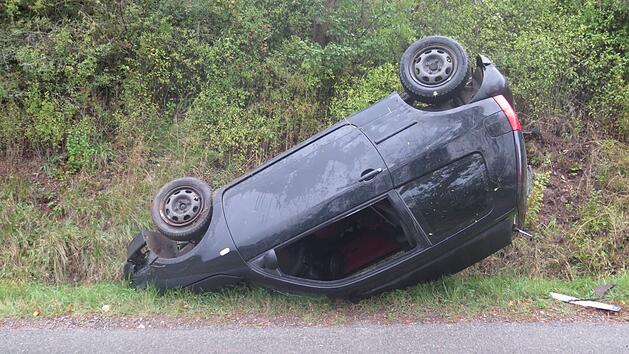 Bad Rodach: Auto kommt von Fahrbahn ab und &uuml;berschl&auml;gt sich