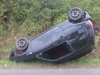 Bad Bocklet: Auto kommt von Fahrbahn ab und st&uuml;rzt 10 Meter in die Tiefe