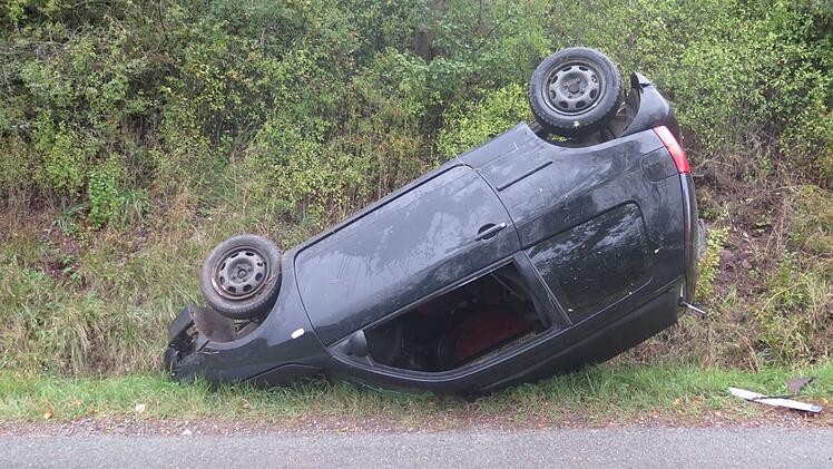 Bad Bocklet: Auto kommt von Fahrbahn ab und st&uuml;rzt 10 Meter in die Tiefe