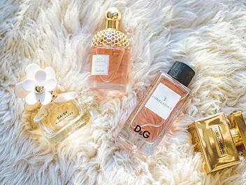 Anstatt Markenparfums kannst du auch günstige Duplikate, so genannte Dupes, kaufen.