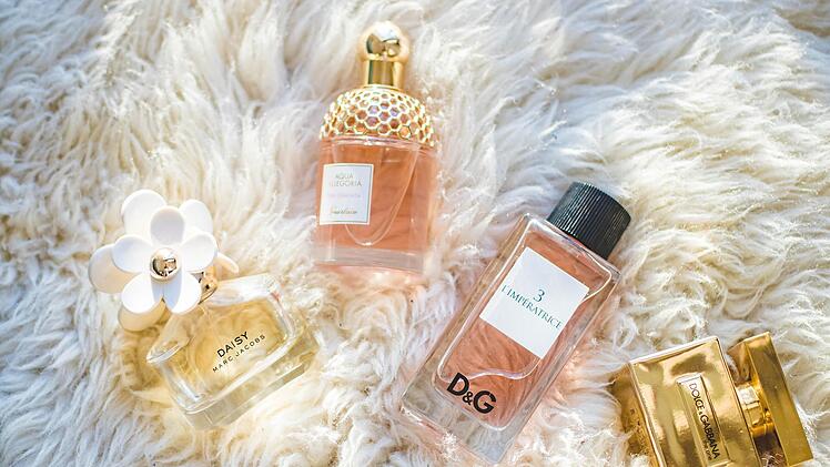 Anstatt Markenparfums kannst du auch günstige Duplikate, so genannte Dupes, kaufen.