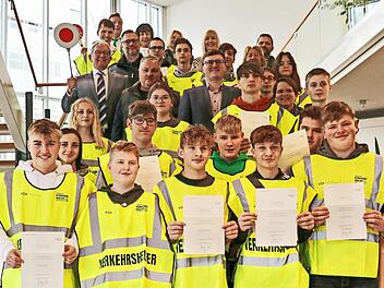 Die Schulweghelferinnen und Schulweghelfer zusammen mit Landrat Johann Kalb