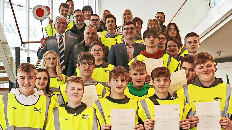 Die Schulweghelferinnen und Schulweghelfer zusammen mit Landrat Johann Kalb