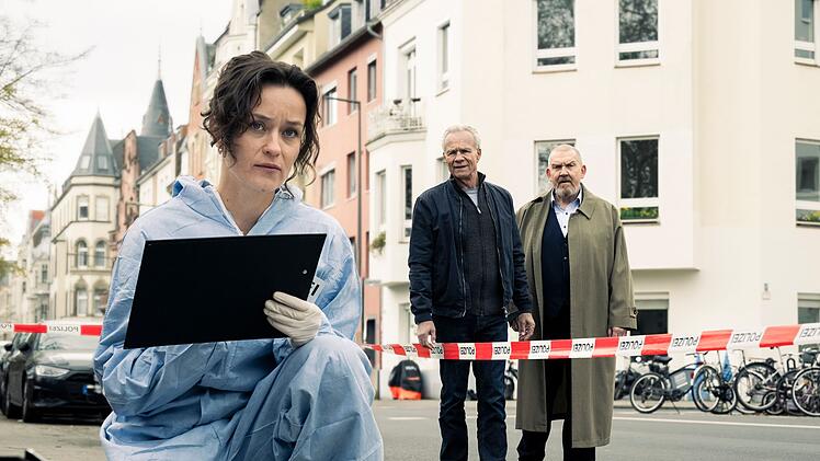 KTU-Fachkraft Natalie F&ouml;rster (Tinka F&uuml;rst) untersucht den Tatort. Am Rand eines K&ouml;lner Stadtparks wurde ein Mann mit durchschnittener Kehle gefunden. Die Kommissare Max Ballauf (Klaus J. Behrendt) und Freddy Schenk (Dietmar B&auml;r, rechts) ermitteln.