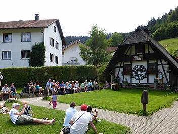 Eine Rast gab es vor der weltgrößten Kuckucksuhr. Foto: Ortsverein