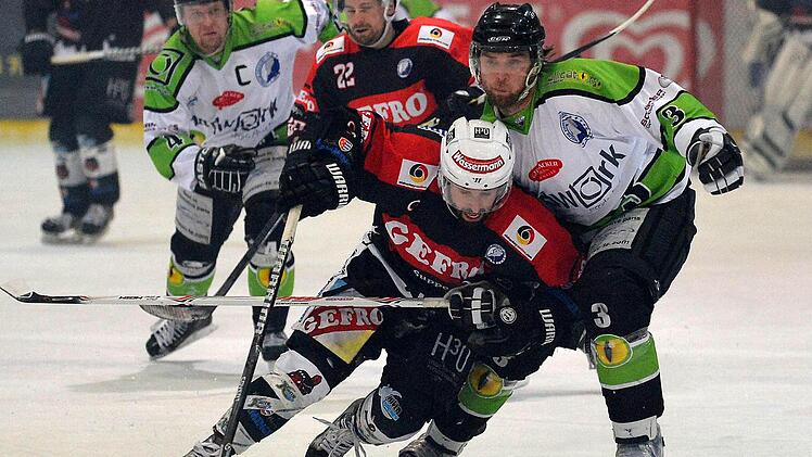 Richard Stütz (rechts), Daniel Sikorski (hinten, links) und die anderen Alligators rangen die Indians aus Memmingen nach zähem Kampf mit 6:4 nieder. Fotos: Picturedreams