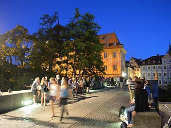 Die Untere Brücke in Bamberg ist ein beliebter Treffpunkt für junge Leute in Bamberg. Doch immer wieder gibt es dort ein Lautstärke-Problem. FW-Jungstadträtin Ursula Redler hat nun eine "Silent-Disco" an der Unteren Brücke vorgeschlagen. Foto: Ronald Rinklef