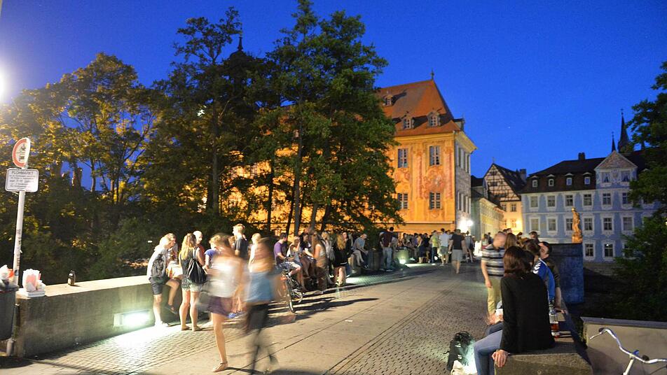 Die Untere Brücke in Bamberg ist ein beliebter Treffpunkt für junge Leute in Bamberg. Doch immer wieder gibt es dort ein Lautstärke-Problem. FW-Jungstadträtin Ursula Redler hat nun eine "Silent-Disco" an der Unteren Brücke vorgeschlagen. Foto: Ronald Rinklef
