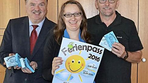Freuen sich &uuml;ber das reichhaltige Angebot, das sie den Kindern im Landkreis Kulmbach in den Sommerferien bieten k&ouml;nnen (von links): Landrat Klaus Peter S&ouml;llner, Melanie Dippold und J&uuml;rgen Ziegler. Foto: Uschi Prawitz
