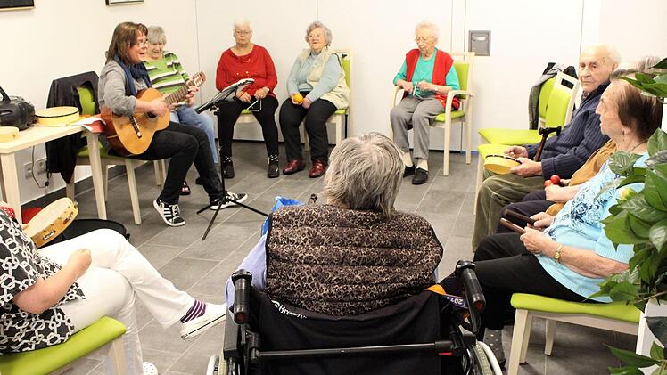 Daniela Wagner bietet im Bad Brückenauer Seniorenzentrum Waldenfels Musikunterricht für die Bewohner an.  Foto: Julia Raab