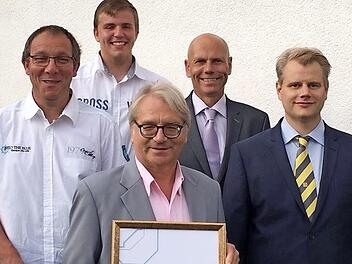 Zum 45. Arbeitsjubiläum bei Elektro-Würstlein in Seßlach gratulierten Herbert Heubisch (vorn) seine Arbeitskollegen Stephan Vogt und Christian Brief (Auszubildender), Chef Ralf Würstlein und Volker Grempel, Obermeister der Elektroinnung Coburg (von links). Foto: privat