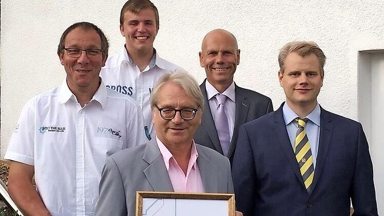 Zum 45. Arbeitsjubiläum bei Elektro-Würstlein in Seßlach gratulierten Herbert Heubisch (vorn) seine Arbeitskollegen Stephan Vogt und Christian Brief (Auszubildender), Chef Ralf Würstlein und Volker Grempel, Obermeister der Elektroinnung Coburg (von links). Foto: privat