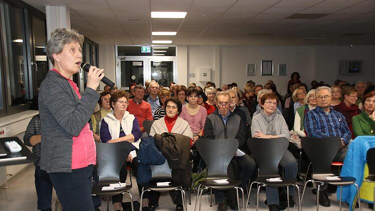 Andrea Oberhofer stellte den Zuhörern die Möglichkeiten der Sympathikus-Therapie vor. Foto: Dagmar Besand