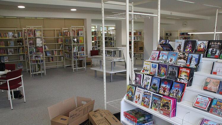 Bücher, Hörspiele, Dvds: Insgesamt bietet die Wildfleckener Bibliothek 7500 analoge Medien zum Verleihen an. Foto: Ulrike Müller