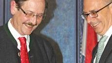 Ein Dankeschön samt Präsent für herausragendes Engagement gab es für CSU-Fraktionsvorsitzenden Peter Schmauser (links). Foto: Popp