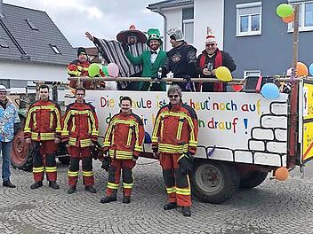Der Faschingsverein Unteroberndorf besuchte mit seinem Wagen, unterst&uuml;tzt von der Feuerwehr, Schule, Kinderg&auml;rten und verschiedene Senioreneinrichtungen.