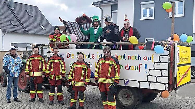 Der Faschingsverein Unteroberndorf besuchte mit seinem Wagen, unterst&uuml;tzt von der Feuerwehr, Schule, Kinderg&auml;rten und verschiedene Senioreneinrichtungen.