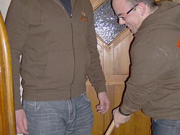 Jörg Schleifer (l.) und Matthias Wiedemann beim Pfeffern