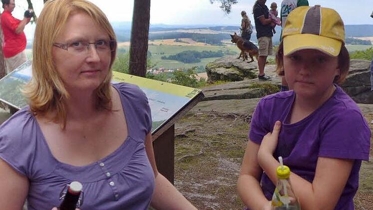 Aus Stettfeld waren Simone Berninger und ihre neunjährige Tochter Annika zum Veitenstein hinauf gewandert. Für die Höhle war ihnen die Warteschlange zu lang, aber dem Onkel in Mexiko wollen sie unbedingt per Internet mitteilen, wo sie den Sonntag verbracht haben.