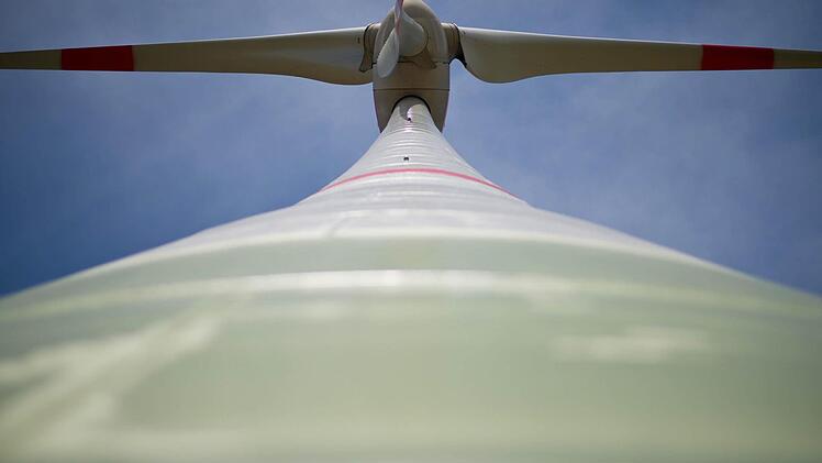 Noch ist im Landkreis Haßberge keine Bewegung drin in Sachen größere Windkraftprojekte, zumindest keine sichtbare: Im Hintergrund dreht sich alles um langwierige Genehmigungsverfahren, die sich seit Jahren in die Länge ziehen. Foto: David Ebener/dpa