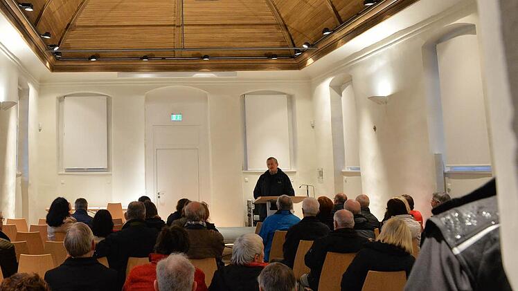 Trotz Regen und Kälte folgten die Zuhörer Dippold auch nach gut zwei Stunden noch interessiert. Applaus für seinen Vortrag wollte er am Ende in der Synagoge nicht. Er bat einfach um ein stilles Gedenken.Foto: Ronald Rinklef