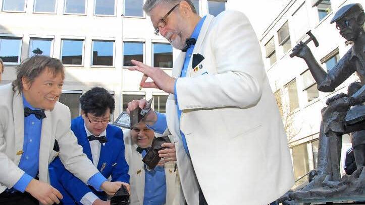"Da ist ja noch a Fuffzgerla": Vorsitzender Gerd Engert beim Geldbeutelwaschen im Herzogenauracher Schlosshof.  Fotos: Bernhard Panzer